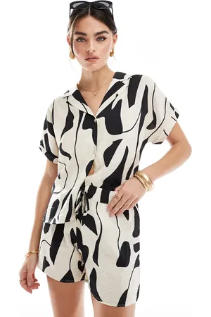 JDY Pull on textured shorts in abstract mono print - part of a set
