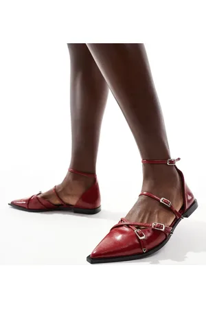 Stradivarius Pointed ballet shoe with buckles in