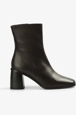 SCALPERS Banana boots in dark
