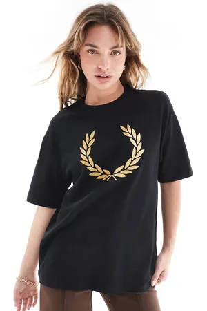 Fred Perry T-shirt in with metallic laurel wreath chest logo
