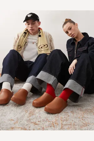 Crocs Unisex dylan clogs in cognac tan