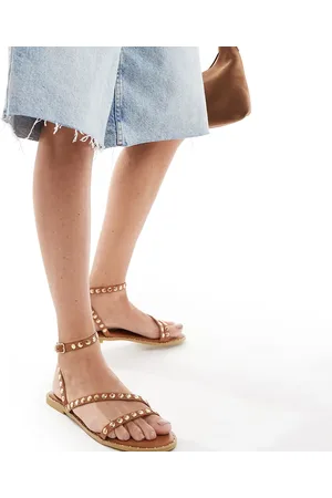 SEQWL Flat sandals with studded staps in tan