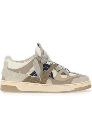 Represent "bully" sneaker