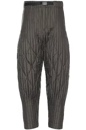 HOMME PLISSÉ ISSEY MIYAKE Padded Pleats Relaxed Pant in Charcoal