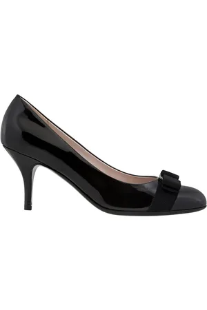 FERRAGAMO Carla bow-detailed scalloped leather pumps