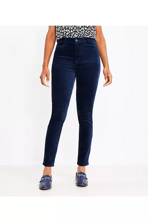 Pintuck Detail Slim Fit Capri Pants