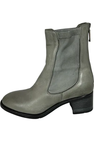 Lemargo Heeled Boots, female, , Size: 8 US Grey Leather Ankle Boot with Block Heel