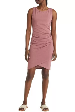 Treasure & Bond Women Sleeveless Dresses - Ruched Side Sleeveless Dress in Burgundy Rose at Nordstrom