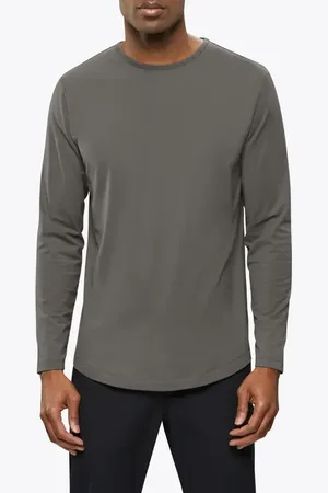 Cuts AO Curved Hem Long Sleeve T-Shirt in at Nordstrom, Size Small