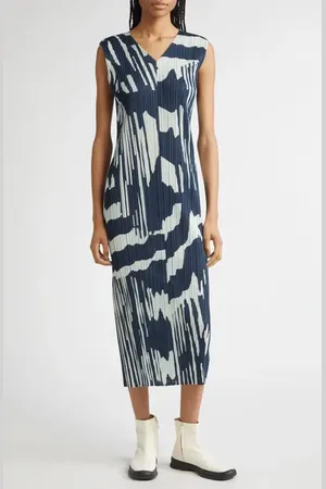 PLEATS PLEASE ISSEY MIYAKE Refraction Print Pleated Midi Dress in at Nordstrom, Size 2