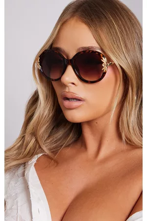 PRETTYLITTLETHING Women Round Sunglasses - Tortoiseshell Crystal Frame Palm Detail Round Sunglasses