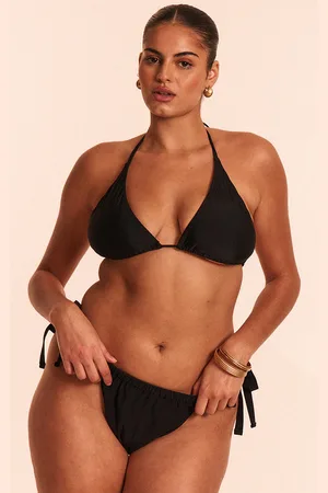 PRETTYLITTLETHING Plus Basic Triangle Bikini Top