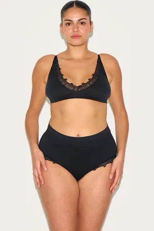 PRETTYLITTLETHING Lace Trim Detail Bralette