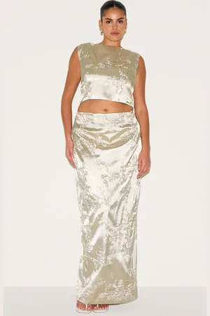 PRETTYLITTLETHING Plus Floral Embroidered Maxi Skirt
