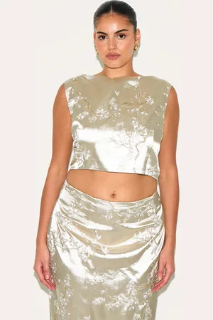 PRETTYLITTLETHING Plus Floral Embroidered Racer Neck Crop Top