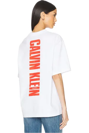 Calvin Klein Relaxed Vertical Logo Tee in White. - size L (also in M, S, XL/1X)