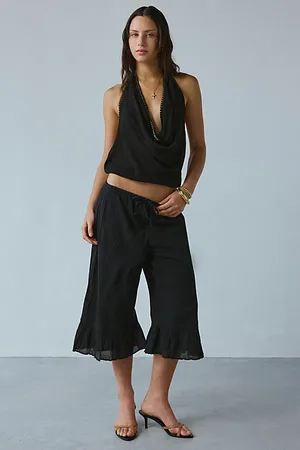 Kimchi Blue Livia Ruffle Bloomer Capri Pant in , Women